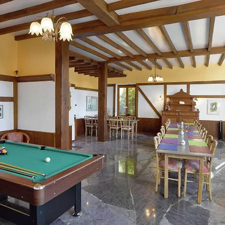 Spacious With Private Garden Hébergement de vacances Ver