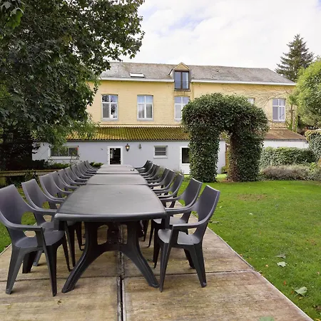 Spacious With Private Garden Hébergement de vacances Ver