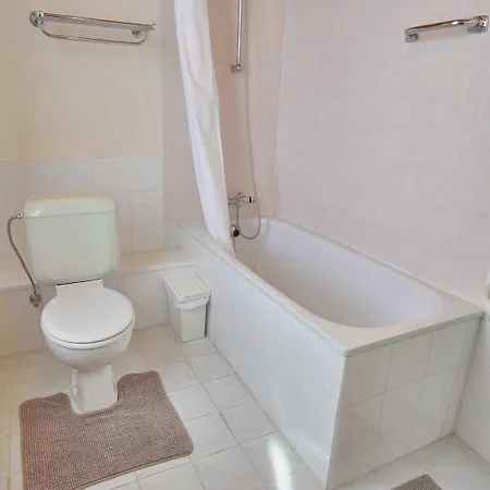 Spacious With Private Garden Hébergement de vacances Ver